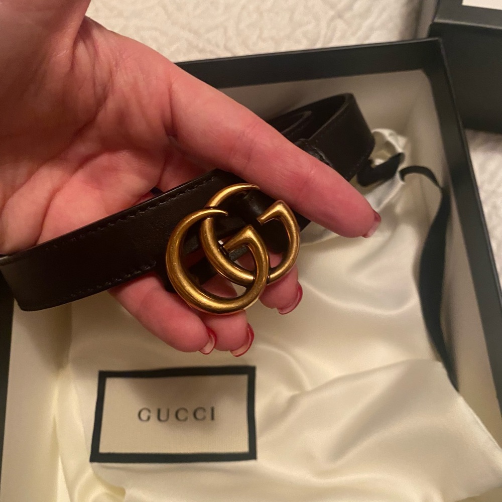100% AUTHENTIC women’s slim black Gucci belt.